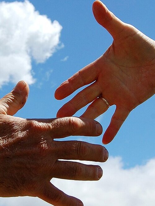 Main saisissant une autre main pour aider