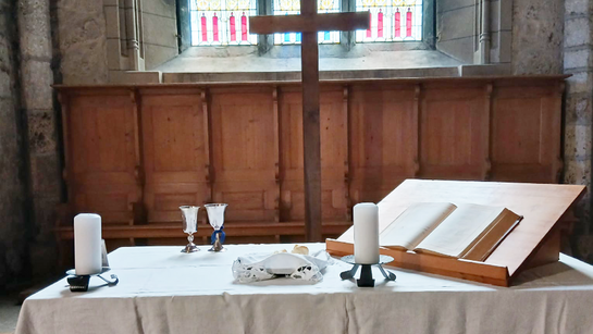 2.L'autel et la Cène attendent les paroissiens