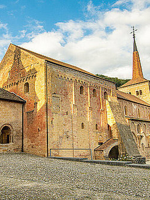 Une vue alternative de l'Abbatiale de Romainmotier dans la région Joux-Orbe