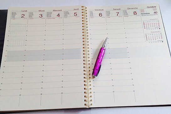 agenda ouvert avec stylo