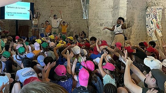 Une église pleine de chants, de joie !