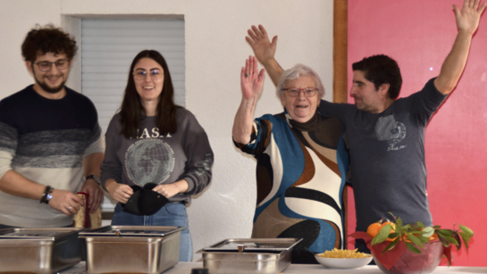 L'équipe cuisine est applaudie ! groupe de personne, cuisine