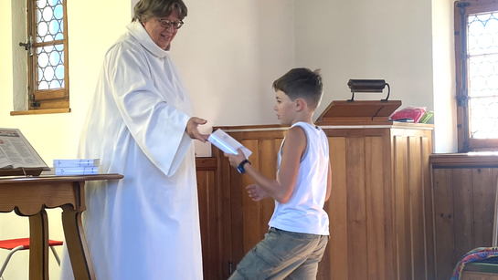 Chaque catécumène de 7ème année reçoit sa Bible par Hélène Denebourg, diacre Chaque catécumène de 7ème année reçoit sa Bible par Hélène Denebourg, diacre