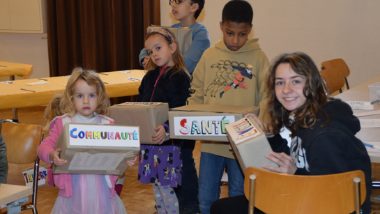 Toute l'équipe des enfants et leurs petites boîtes à émotions