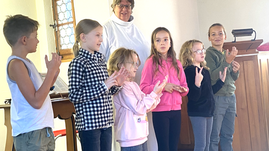 Les enfants prient le Notre Père avec les gestes. Les enfants prient le Notre Père avec les gestes.