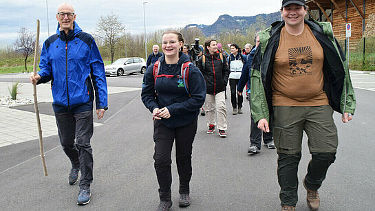 Groupe de paroissienes et de jeunes marchant en direction de Rennaz