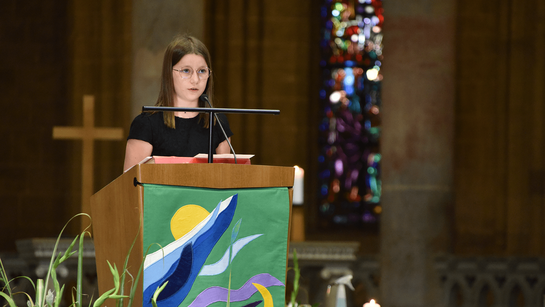 Chloé, lectrice - Culte synodal de consécration et d'agrégation 2023 - ®EERV - Gérard Jaton 