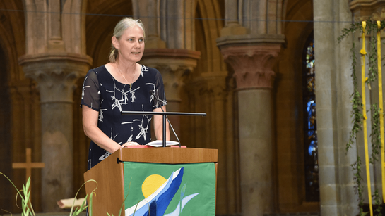 Installation des 3 nouveaux conseillers synodaux par Sylvie Arnaud, présidente du Synode de l'EERV - Culte synodal de consecration et d'agrégation 2023 - ®EERV - Gérard Jaton 