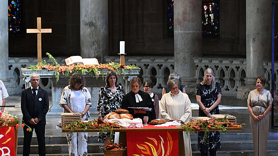 Culte synodal 2025 - Vue de l'ambon, officiantes et consacrants