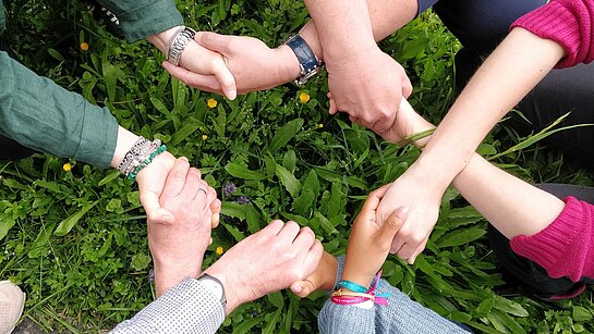Fil de prière : depuis juin, nous sommes plusieurs à réserver un petit moment le vendredi soir, quelque part entre 18h et 20h pour prier pour la paix dans le monde, les aînés et les enfants