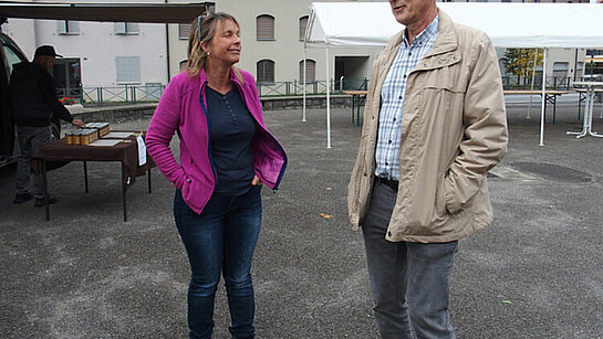 A-L Courvoisier et Olivier Sandoz, pasteur Discussion entre une bénévole et le pasteur Olivier Sandoz