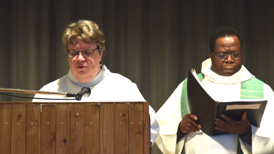 La diacre protestante et le curé catholique ensemble pour la prédication.