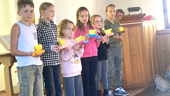 Pendant le culte, les enfants présentent leurs bricolages. Pendant le culte, les enfants présentent leurs bricolages.