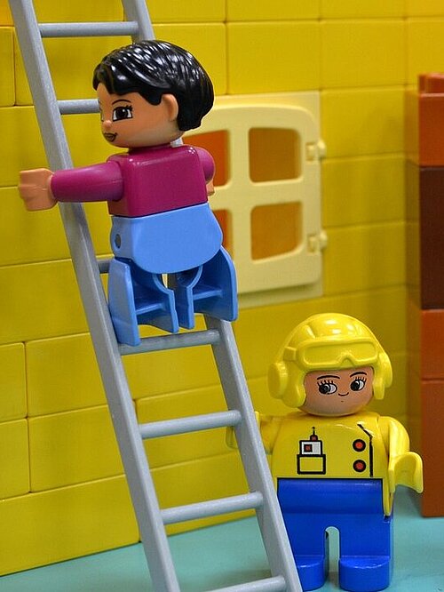 Personnage duplo construisant quelque chose ensemble