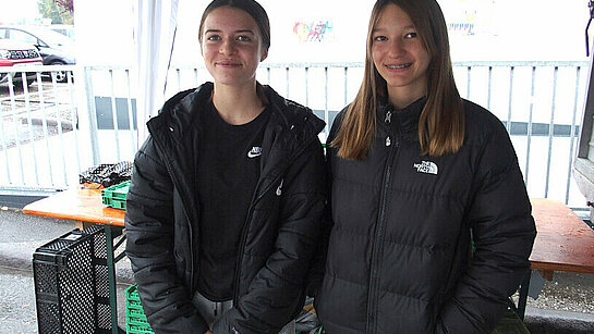Deux catéchumènes attendent les clients Deux catéchumènes attendent les clients