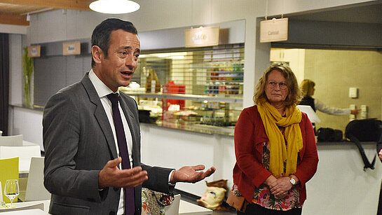 Le conseiller d'État Vassilis Venizelos et Laurence Cretegny, conseillère synodale EERV - Temps de remerciements et reconnaissance aux personnes impliqués dans l'accompagnement de la tragédie de Crans-Montana - ©EERV - mars 2026