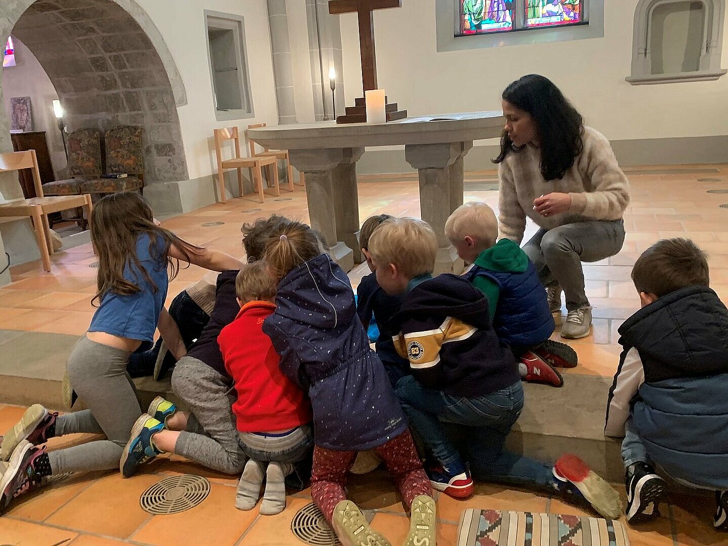 Goupe d'enfants dans l'église participant à l'éveil à la foi