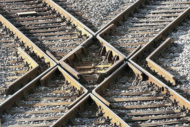 Le croisement de rails de train forment une croix