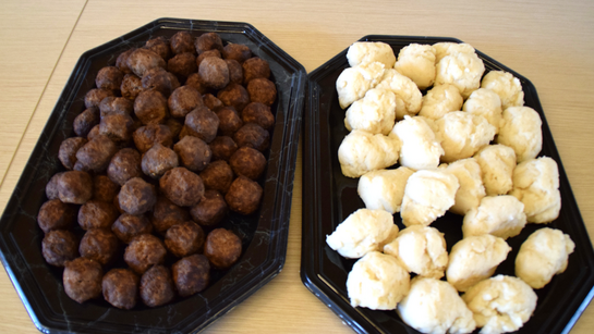 Du manioc et les traditionnelles boulettes à la viande congolaises