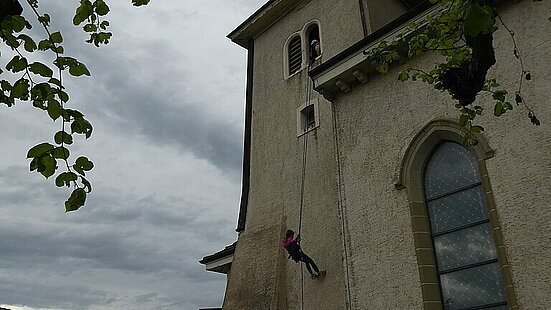 Descente en rappel le long du clocher de l’église de Yens © Olivier Rosselet