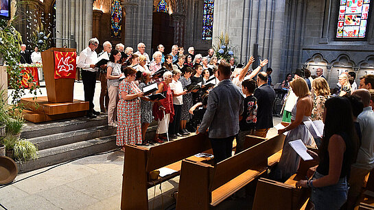 Culte synodal 2026 - Choeur intergénérationnel dirigé par Etienne Roulet ©EERV 