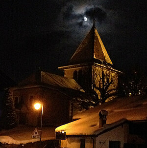 Vue nocturne du temple - ou église - de Genolier en hiver