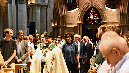 Culte synodal 2026 - L'huissier d'État ouvrant le cortège devant les autorités ©EERV 
