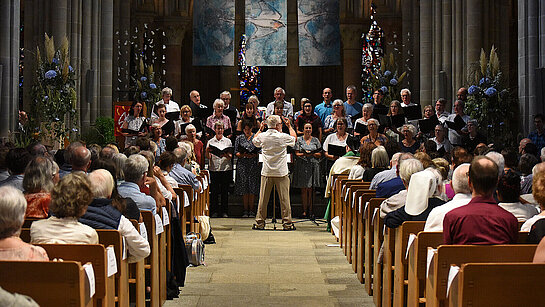 Culte synodal 2026 - Choeur intergénérationnel dirigé par Etienne Roulet ©EERV 