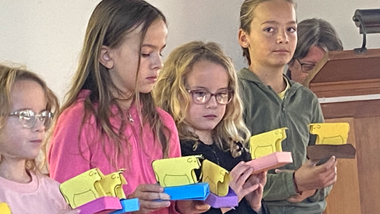 gros plans sur les enfants et leurs bricolages. gros plans sur les enfants et leurs bricolages.