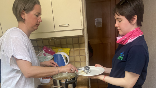 la cuisinière qui sert Manon, jeune des jrcv