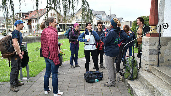 groupe de jeunes devant l'église de Rennaz