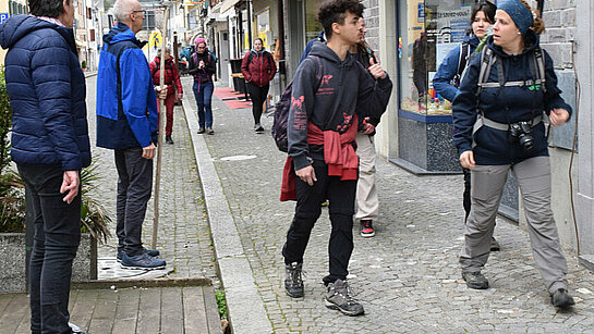 les marcheurs dans les rues de Villeneuve