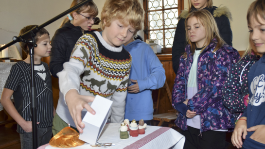 Les enfants créent la crèche sur la table groupe enfant, cadeau, creche, table, culte