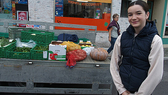Une catéchumène devant le stand de Villeneuve A villeneuve les catéchumènes devant le stand