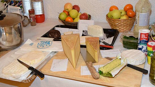 Fromages et pommes de terre : le repas attend à la maison de paroisse.
