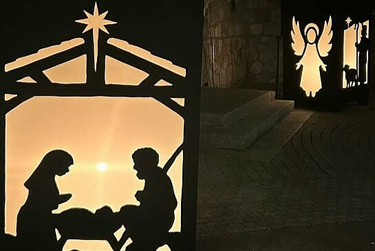 Photo des lanternes de l’Avent devant le temple