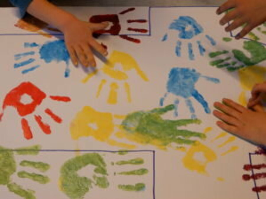 Dessin de mains colorées apposées par des enfants.