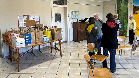 Calendriers de l’Avent solidaire : Le samedi matin 20 décembre nombreux sont les paroissiennes et paroissiens, de tout âge, qui sont venus apporter leur cartons remplis de produits de toutes sortes. Ces cartons ont été amenés à Oron au dépôt des cartons solidaires d’Oron et environ. Ses responsables ont été fort impressionnés et reconnaissants. 