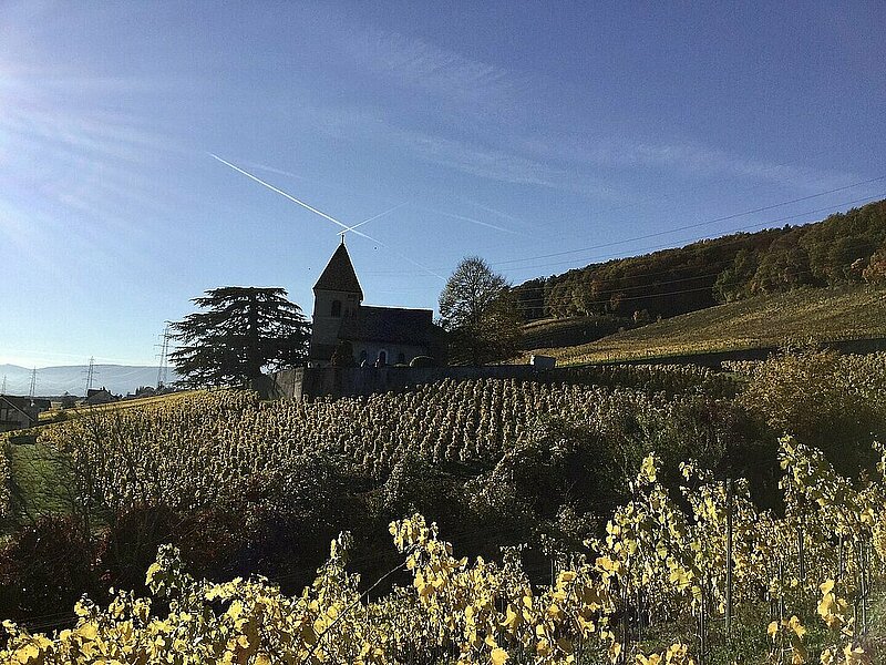 Les tracent d'avions forment une croix au dessus d'une église