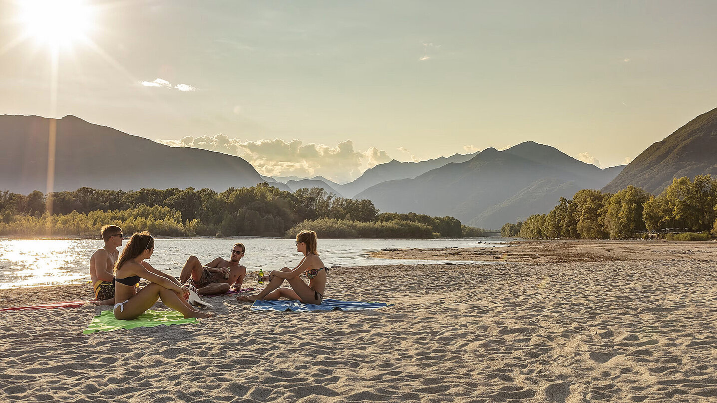 photo plage de sable en Suisse avec des personnes allongées