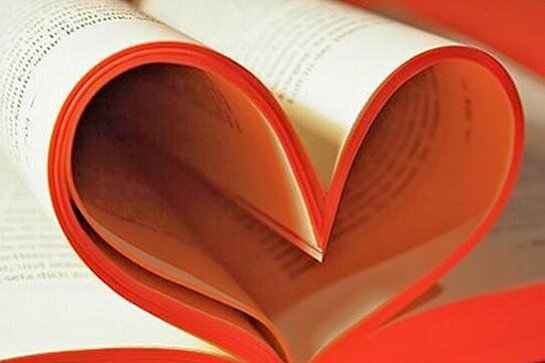 Pages de livre pliées en coeur
