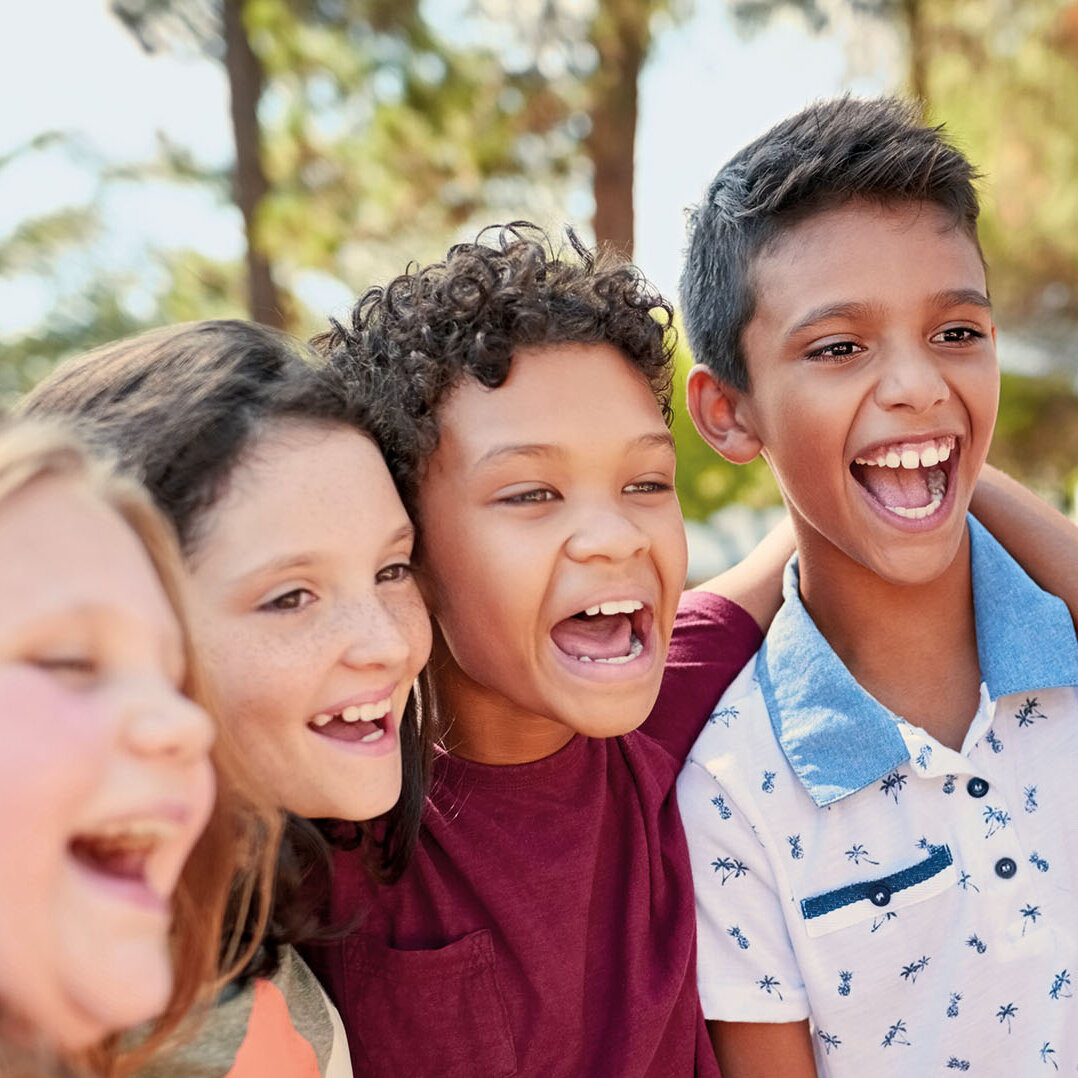 Des enfants sourient à la vie!