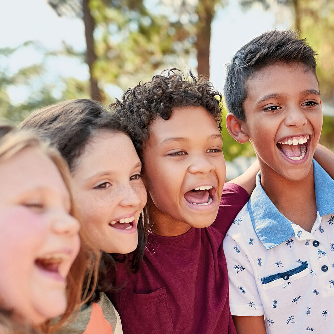Des enfants sourient à la vie!