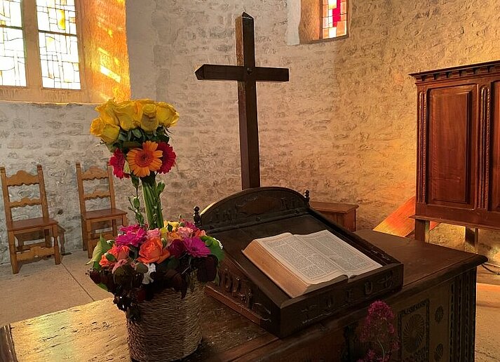 Eglise Saint-Sulpice- bible et croix