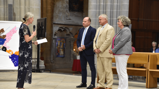 Installation des 3 nouveaux conseillers synodaux par la présidente du Synode -- Culte synodal de consecration et d'agrégation 2023 - ®EERV - Gérard Jaton 