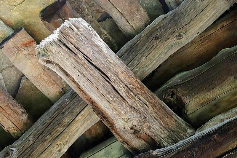 Un tas de bois où deux buches se superposent et forment une croix