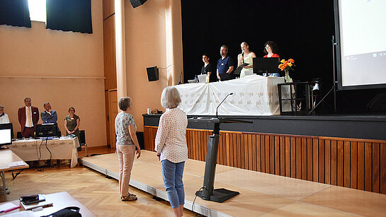 2 nouvelles déléguées au Synode, lors de leur installation devant l'Assemblée synodale - @EERV Géard Jaton 