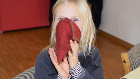 La petite fille veut aussi un déguisement petite fille, serviette sur le nez