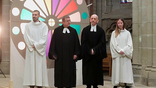 Les diacres Jules Neyrand et Monika Bovier (en blanc) et les pasteurs vicaires Pierre Farron et Philippe Zannelli (en noir).
