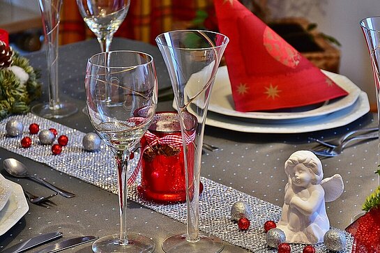Table décorée pour un repas de Noël